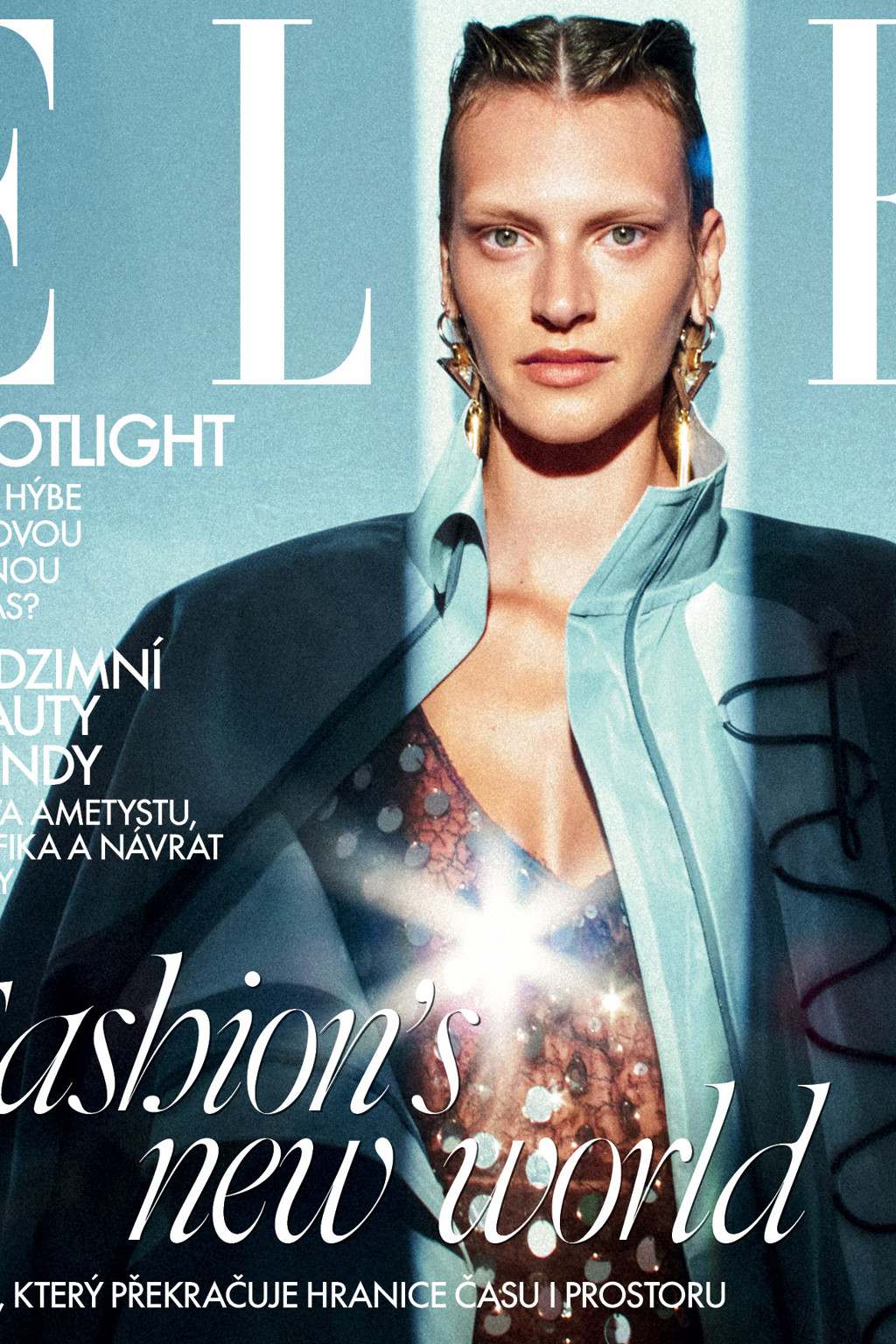 NA OBÁLCE JE MODELKA KAROLÍNA ČAPKOVÁ. Má na sobě šaty, kabátek a náušnice, vše Louis Vuitton.