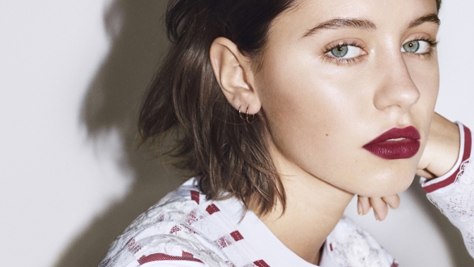 Seznamte se s Iris Law, novou beauty star