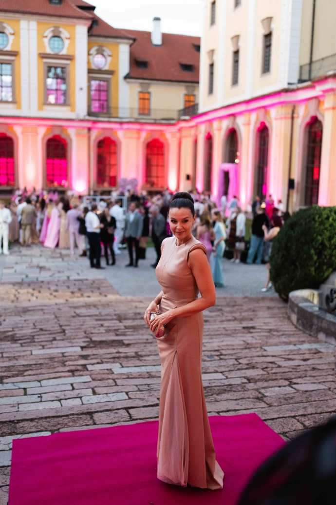 Iva Kubelková byla na červeném koberci v obležení přítomných fotografů.