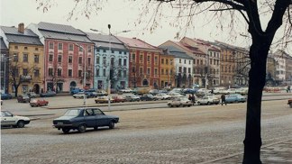 Fronta před obchodem, nákupní taška v ruce a zboží, které nebylo vždy samozřejmostí. Jak dobře si vybavujete každodenní realitu tehdejší doby?