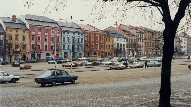 Fronta před obchodem, nákupní taška v ruce a zboží, které nebylo vždy samozřejmostí. Jak dobře si vybavujete každodenní realitu tehdejší doby?