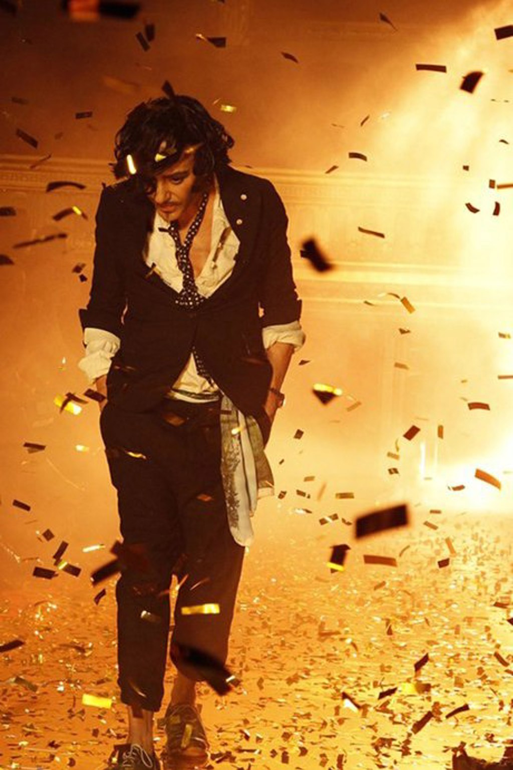 John Galliano dostal k poutům padáka... John Galliano dostal k poutům padáka...