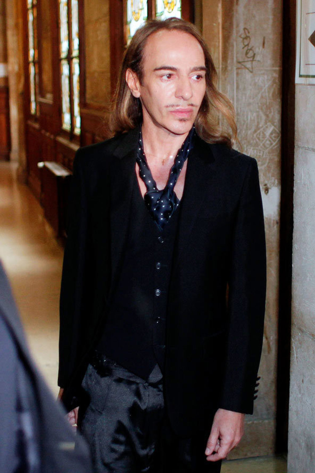 John Galliano je vinen