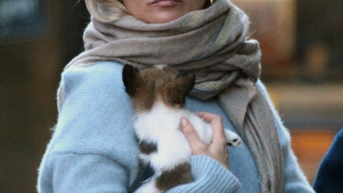 Kate Moss v Londýně s novým kamarádem