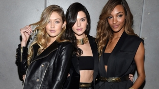 Kdo obléká Gigi, Kendall, Taylor a spol.?
