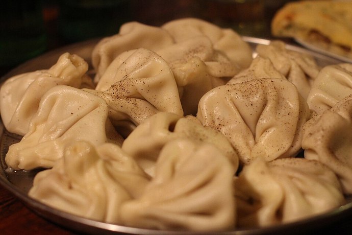 Gruzínský chinkali se nejprve "vypije".
