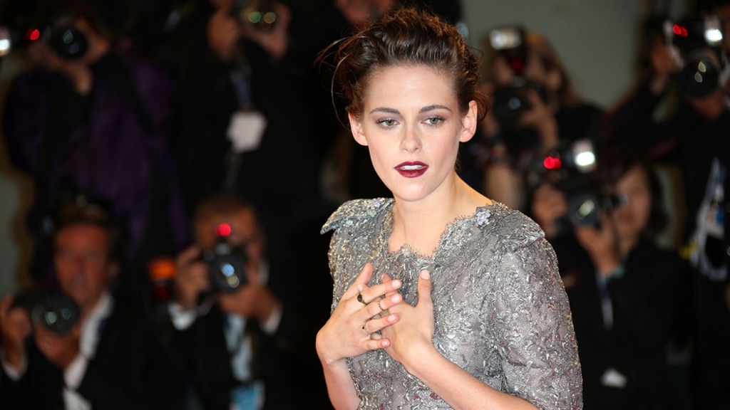 Kristen Stewart je platinová blondýna, její tmavé lokny jsou minulostí Kristen Stewart je platinová blondýna, její tmavé lokny jsou minulostí