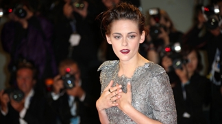 Kristen Stewart je platinová blondýna, její tmavé lokny jsou minulostí