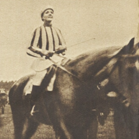 Lata Brandisová v sedle klisny Norma, Velká pardubická 1937.
