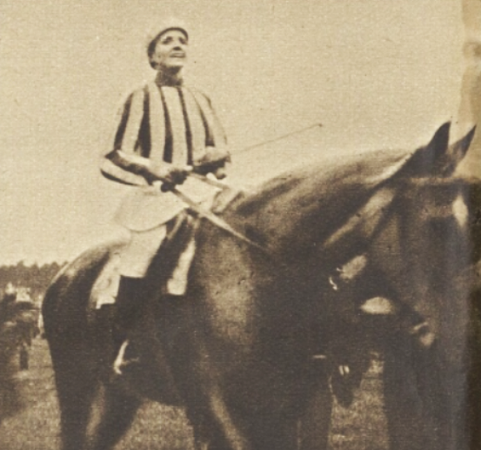 Lata Brandisová v sedle klisny Norma, Velká pardubická 1937.