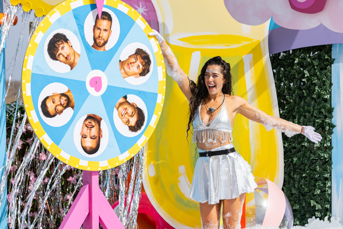 Nela Dedková během hry v reality show Love Island.