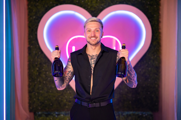 Pepe Smolík přišel do vily Love Islandu ve velkém stylu. 