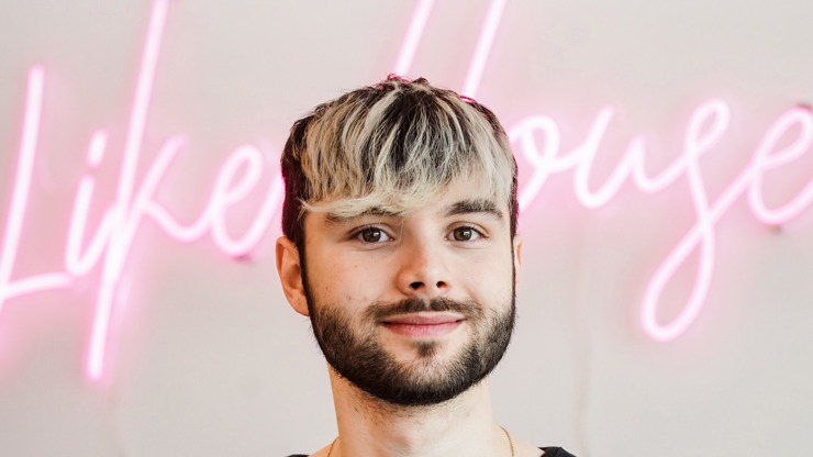Adam Kajumi.