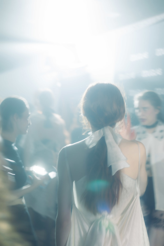 Romantická mašle ve vlasech, nebo messy rozcuch? Inspirujte se účesy z pražského fashion weeku Romantická mašle ve vlasech, nebo messy rozcuch? Inspirujte se účesy z pražského fashion weeku