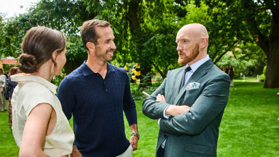 FOTO: Radek Štěpánek se zapojil do rozhovoru s britským velvyslancem Mattem Fieldem.