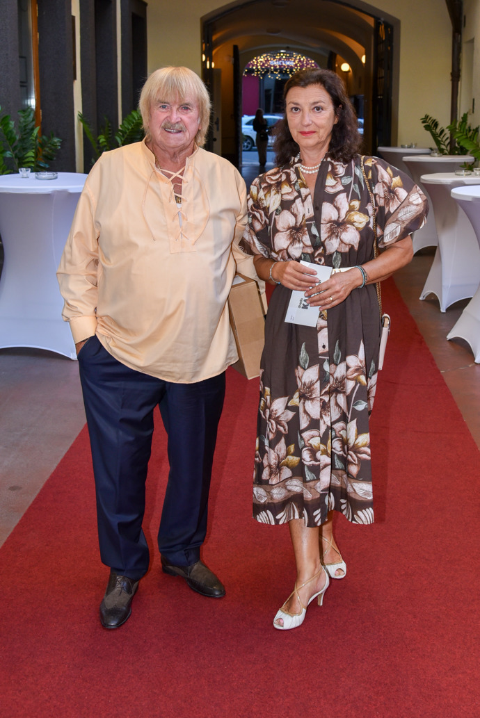 Karel Vágner vzal do společnosti manželku a vsadil na košili v netradiční barvě a s rozhalenkou.