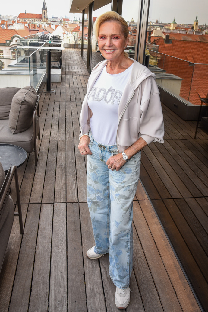 Helena Vondráčková oblékla krémovou přechodovou bundičku k bílém tričku a mladistvým džínám.