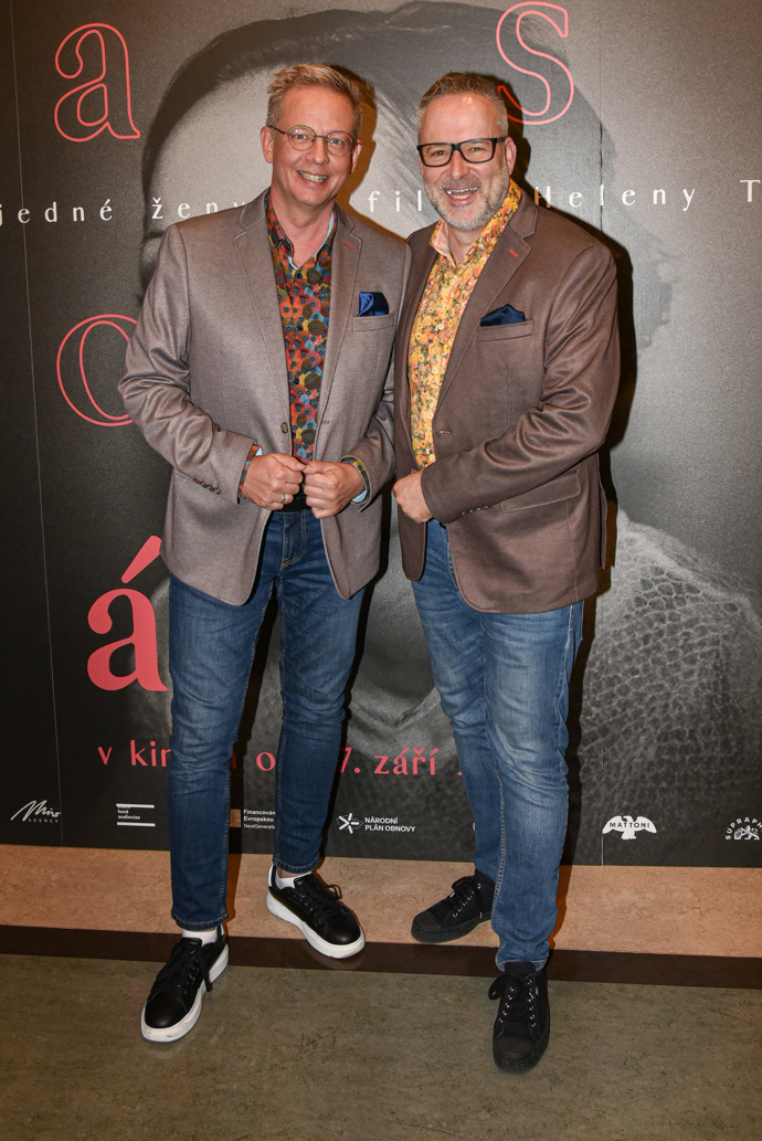 Aleš Cibulka s Michalem Jagelkou oblékli džíny, tenisky, barevné košile a elegantní saka. Každý trochu jinak, ale sladění. 