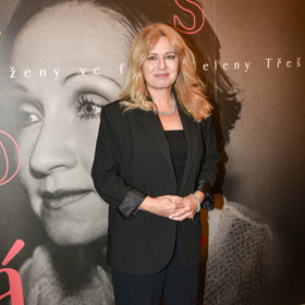 Zuzana Čaputová oblékla černý kalhotový kostýmek a černý top. Outfit doplnila luxusními šperky.