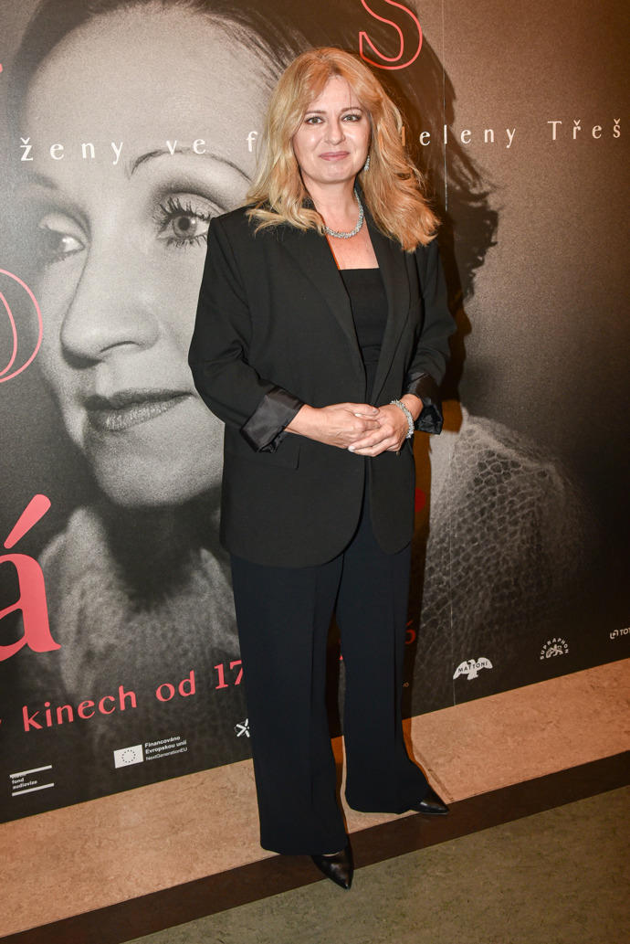 Zuzana Čaputová oblékla černý kalhotový kostýmek a černý top. Outfit doplnila luxusními šperky.