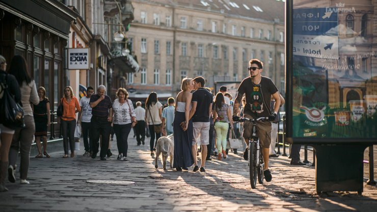 město, lidi