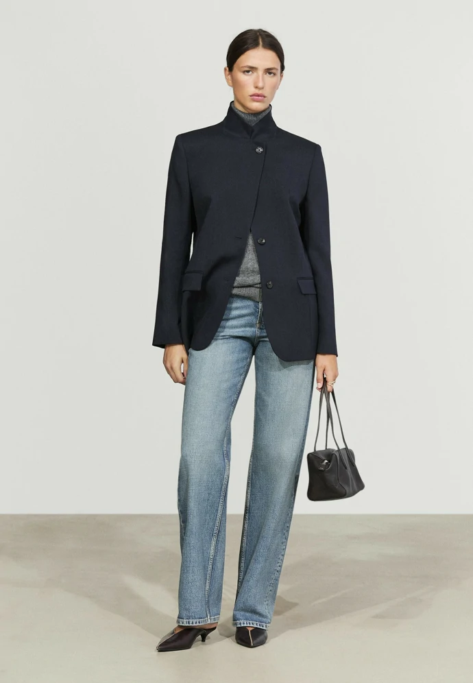 Massimo Dutti, 5 500 Kč, prodává Zalando Massimo Dutti, 5 500 Kč, prodává Zalando