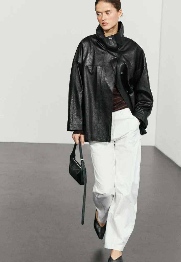 Massimo Dutti, 10 000 Kč (kůže), prodává Zalando Massimo Dutti, 10 000 Kč (kůže), prodává Zalando