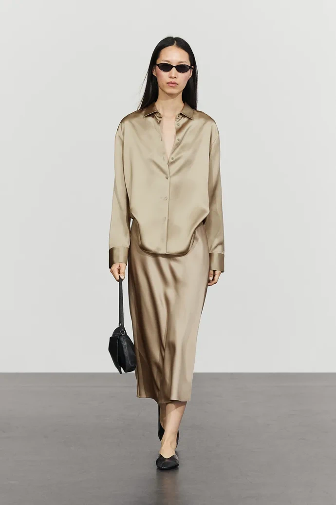 Saténová midi sukně Massimo Dutti, 2 400 Kč Saténová midi sukně Massimo Dutti, 2 400 Kč