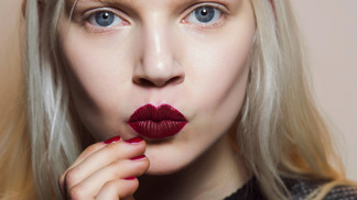  

Odstín cherry cola ovládl rty, vlasy i nehty
