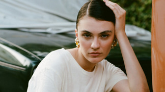 Šaty, Roberta Moderna; boty, Gianvito Rossi; náušnice, Vintage Dior
