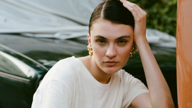 Šaty, Roberta Moderna; boty, Gianvito Rossi; náušnice, Vintage Dior
Šaty, Roberta Moderna; boty, Gianvito Rossi; náušnice, Vintage Dior