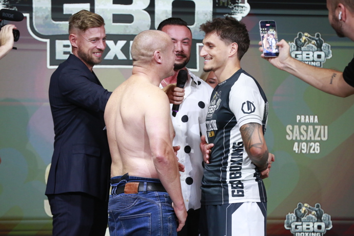Střet boxerské legendy Lukáše Konečného s influencerem Ickem na GBO Boxing. 