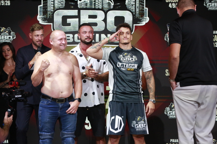 Střet boxerské legendy Lukáše Konečného s influencerem Ickem na GBO Boxing. 