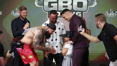 FOTO: Alex Cverna s Vasilem Ducárem na staredownu před turnajem GBO Boxing.