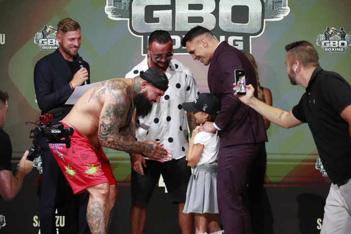Alex Cverna s Vasilem Ducárem na staredownu před turnajem GBO Boxing. 