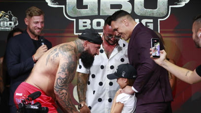 FOTO: Alex Cverna s Vasilem Ducárem na staredownu před turnajem GBO Boxing.