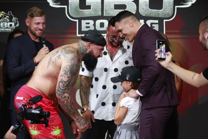 Alex Cverna s Vasilem Ducárem na staredownu před turnajem GBO Boxing. 