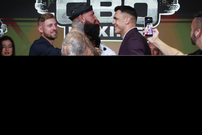 Alex Cverna s Vasilem Ducárem na staredownu před turnajem GBO Boxing. 
