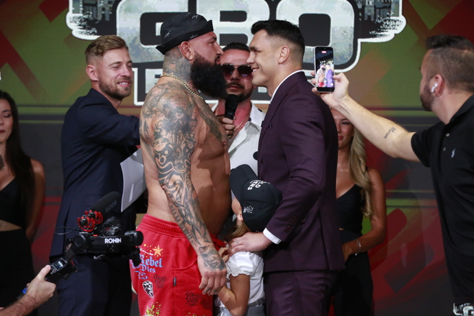Alex Cverna s Vasilem Ducárem na staredownu před turnajem GBO Boxing. 