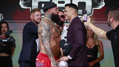 FOTO: Alex Cverna s Vasilem Ducárem na staredownu před turnajem GBO Boxing.
