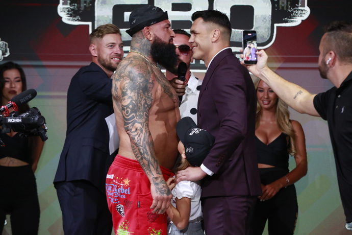 Alex Cverna s Vasilem Ducárem na staredownu před turnajem GBO Boxing. 