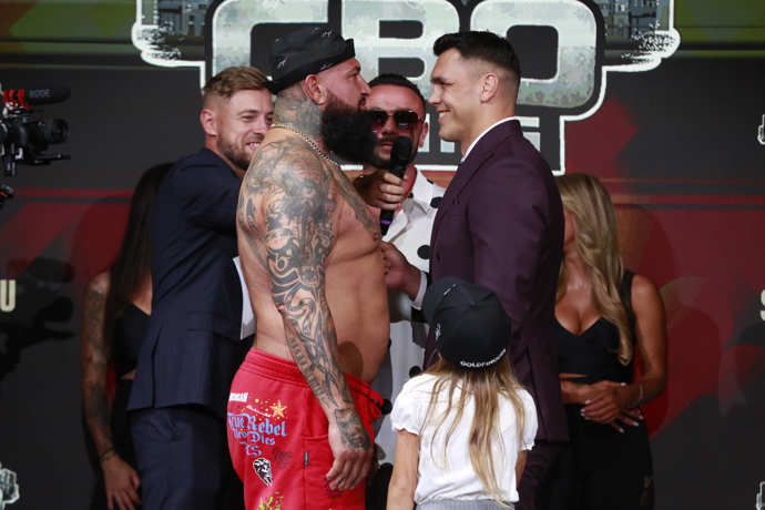 Alex Cverna s Vasilem Ducárem na staredownu před turnajem GBO Boxing. 