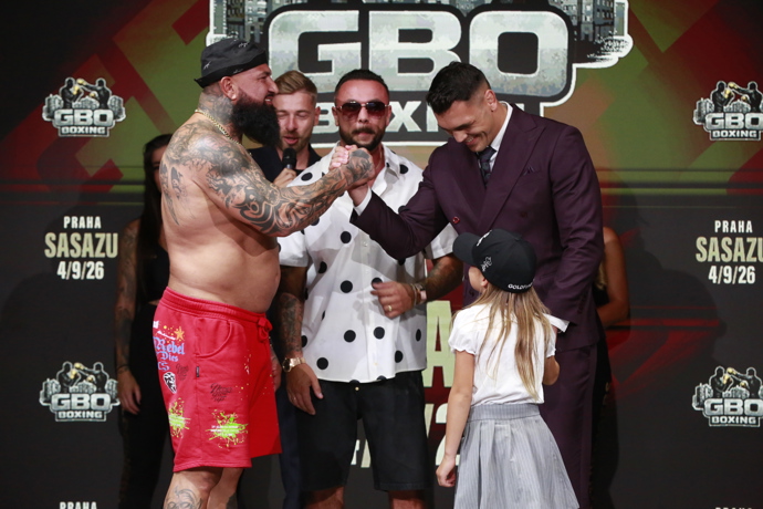 Alex Cverna s Vasilem Ducárem na staredownu před turnajem GBO Boxing. 