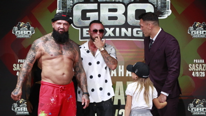 FOTO: Alex Cverna s Vasilem Ducárem na staredownu před turnajem GBO Boxing.