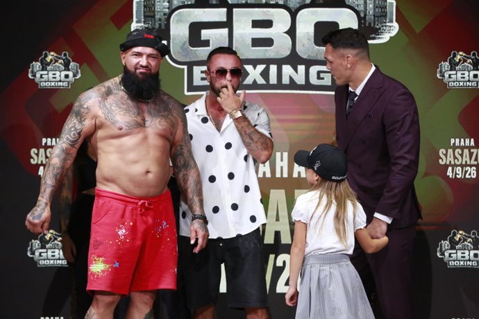 Alex Cverna s Vasilem Ducárem na staredownu před turnajem GBO Boxing. 