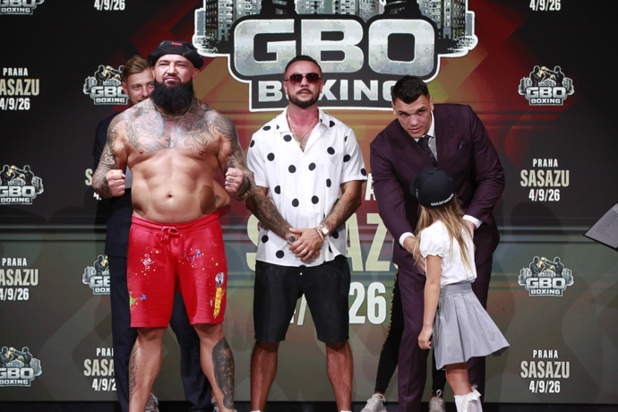 Alex Cverna s Vasilem Ducárem na staredownu před turnajem GBO Boxing. 
