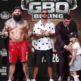 Alex Cverna s Vasilem Ducárem na staredownu před turnajem GBO Boxing.