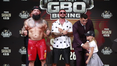 FOTO: Alex Cverna s Vasilem Ducárem na staredownu před turnajem GBO Boxing.