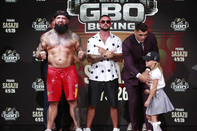 Alex Cverna s Vasilem Ducárem na staredownu před turnajem GBO Boxing. 