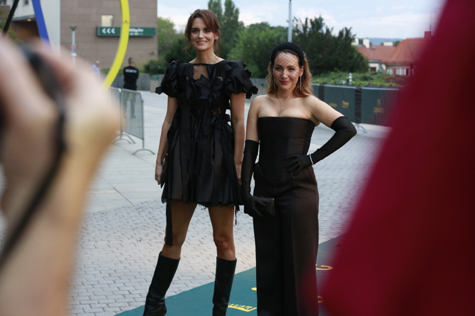 Na premiéře Zrádců - Daniela Brzobohatá a Veronika Arichteva.